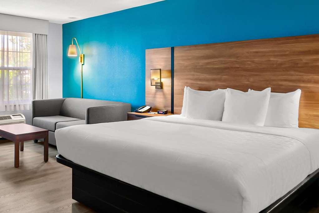 Clarion Inn Falls Church-Arlington Room photo