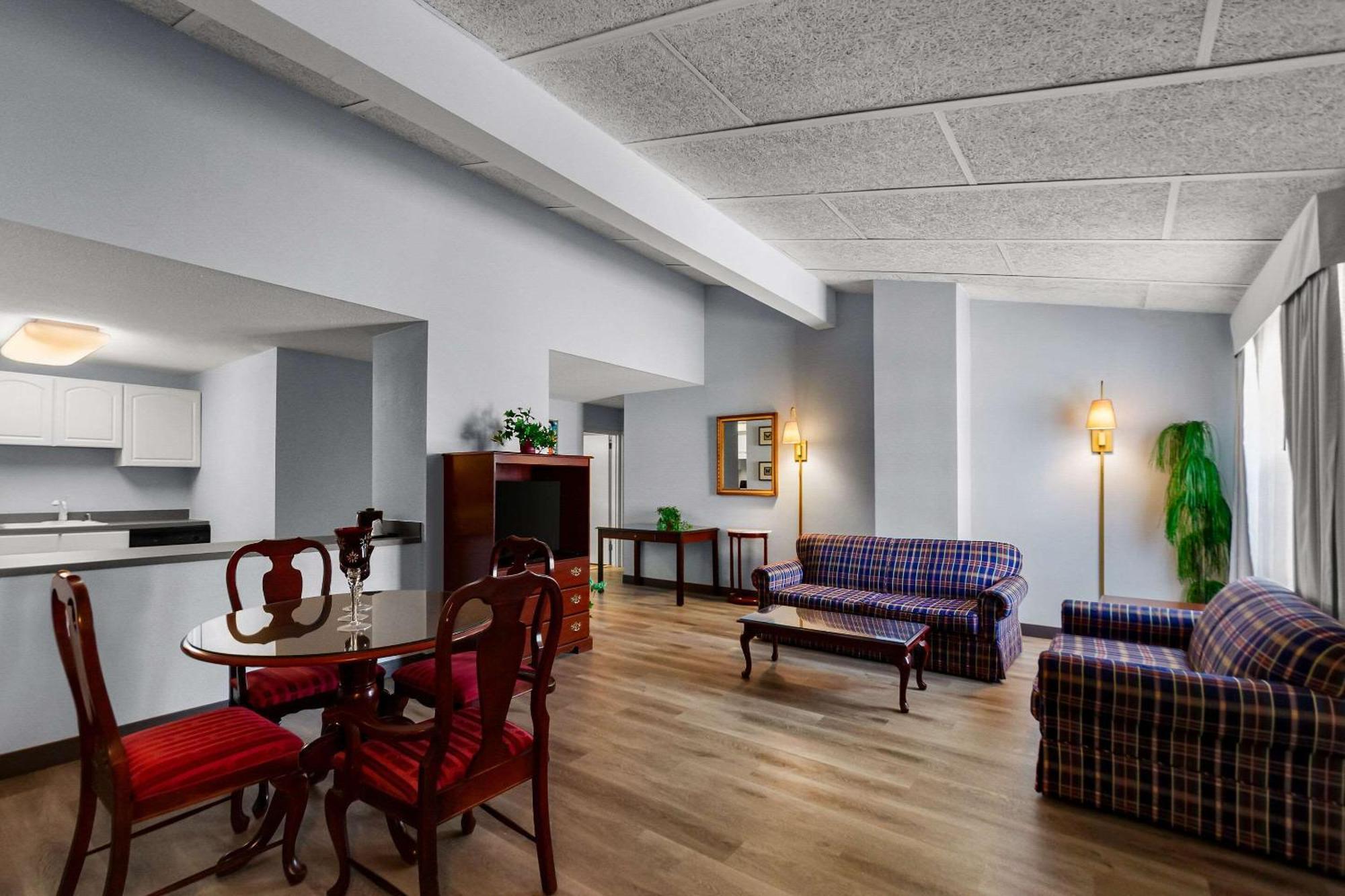 Clarion Inn Falls Church-Arlington Exterior photo