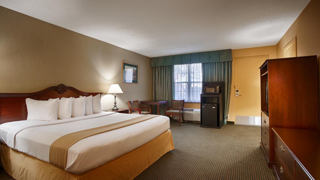 Clarion Inn Falls Church-Arlington Exterior photo