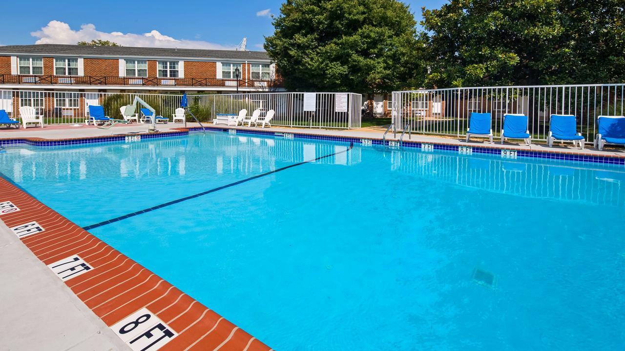 Clarion Inn Falls Church-Arlington Exterior photo