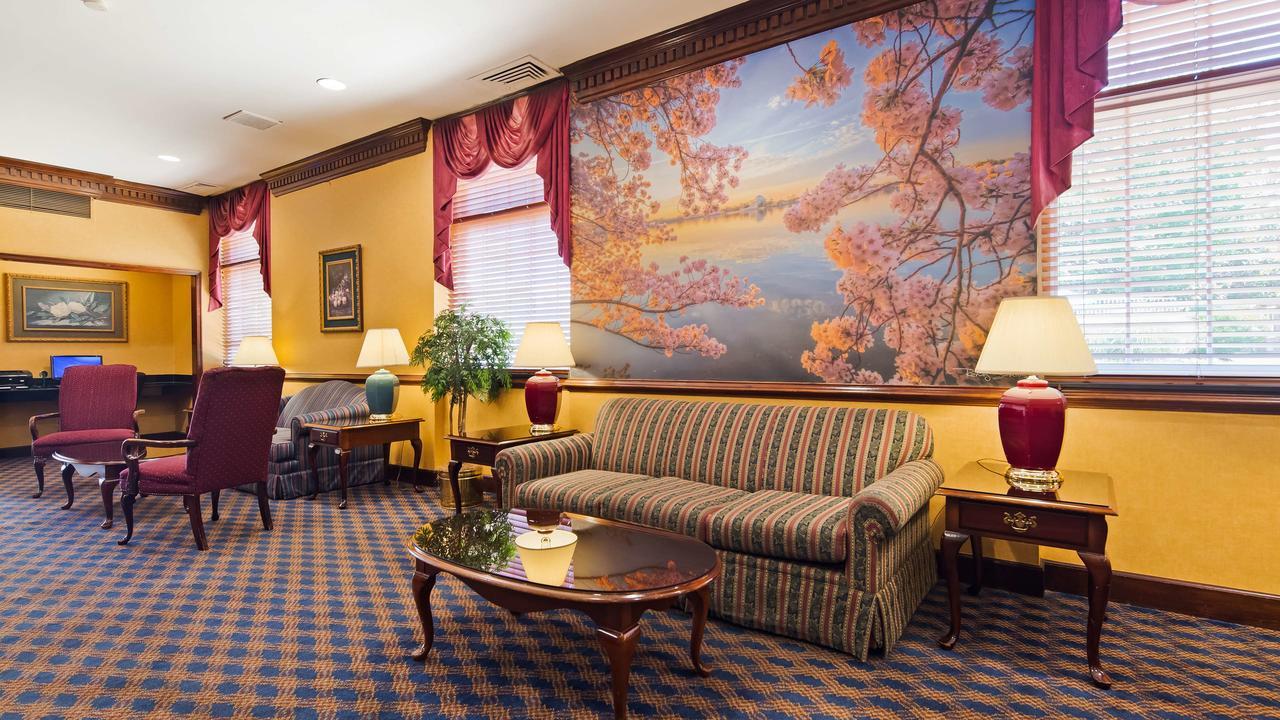 Clarion Inn Falls Church-Arlington Exterior photo