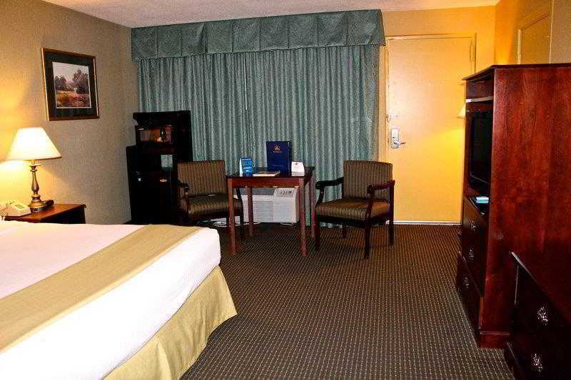 Clarion Inn Falls Church-Arlington Exterior photo